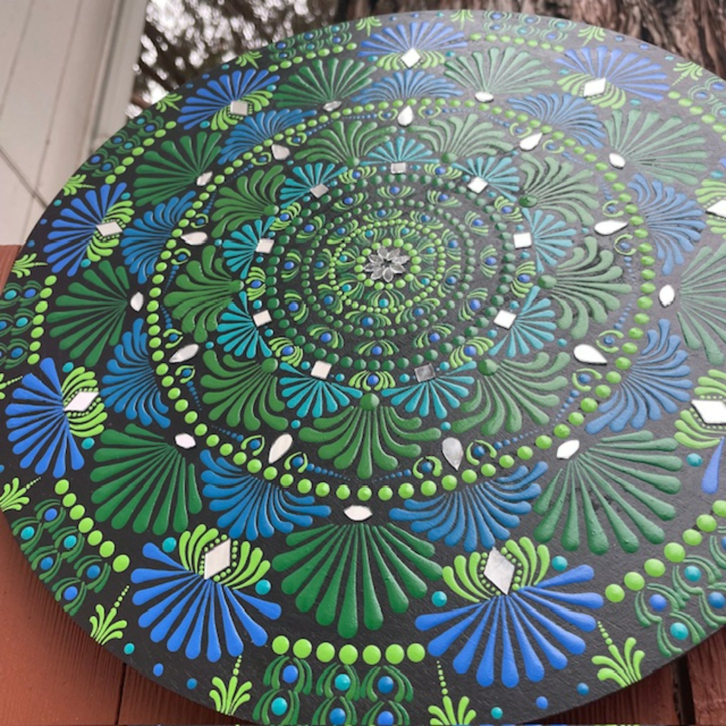 Mandala con espejos Arte de puntos con tonos de colores azul y verde Pintura acrílica hecha a mano