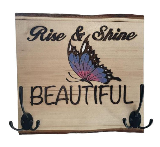 Rise and Shine Hermosa mariposa de madera quemada y pintada con llaves, ganchos para abrigos y respaldo para colgar en la pared