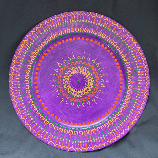 Centro de mesa de boda con mandala de arte de puntos morados, Henna Mehndi, cargador para eventos